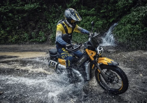 Wielkie motocykle adventure mogą poczuć się niezręcznie. Ten maluch się wyróżnia