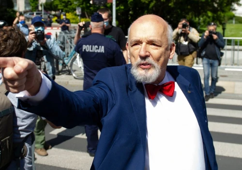 Korwin-Mikke chciał coś pokazać. Nie wszystko poszło zgodnie z planem