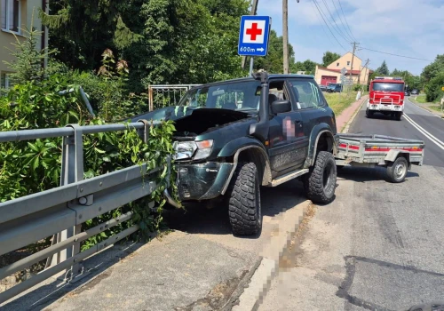 Samochód uderzył w barierę na DW 824. Utrudnienia w ruchu w Karczmiskach
