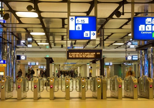 Amsterdam testuje bramki, które same „widzą” pasażera. Koniec z wyciąganiem karty?