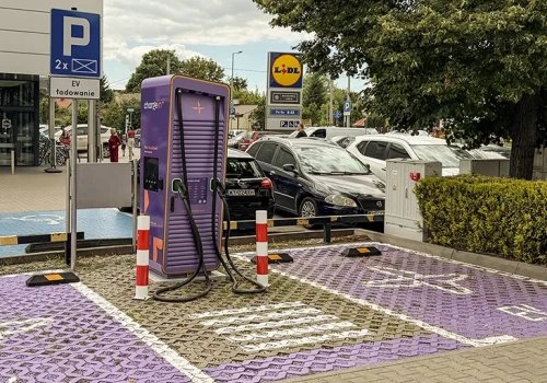 Szybka ładowarka ChargeIn w pobliżu S8. Ma 150 kW i terminal płatniczy