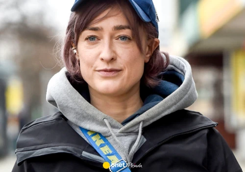Matylda Damięcka oddala cześć powstańcom. 