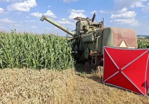 Śmierć w żniwa. 73-letni rolnik zginął pod kołami kombajnu