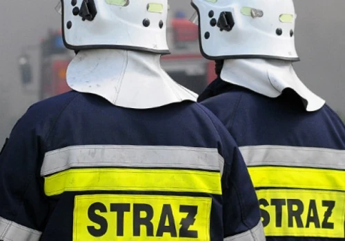 Ogień i kłęby dymu w bloku. Sześćdziesięciolatek ciężko poparzony po pożarze piwnicy