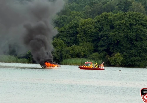 Pożar łodzi motorowej na Jeziorze Charzykowskim