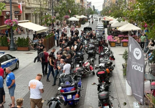Wielka parada motocykli na Piotrkowskiej w Łodzi