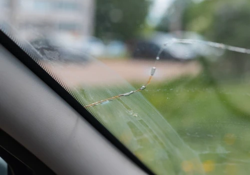 Za ten błąd kierowcy płacą nawet 500 zł. Wszystko zaczyna się od jednego kamienia