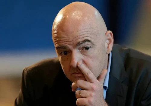 Gianni Infantino na kolanach. Wart miliardy plan FIFA legł w gruzach