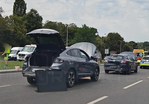 Zderzenie trzech aut na Wisłostradzie. Troje rannych, w tym niemowlę i 11-letnie dziecko