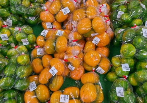 Folia znika ze zgrzewek, a producenci nie wiedzą, co zamiast niej. Bruksela milczy