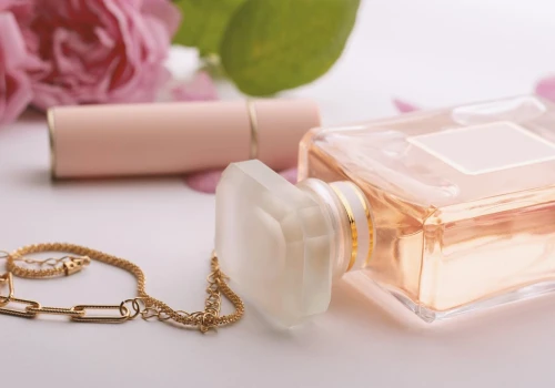 Kultowe perfumy Carolina Herrera taniej w Hebe. W Rossmannie pojawił się też zapach Sabriny Carpenter