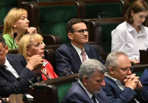 Nowy sondaż po rozłamie w PiS. Wynik zaboli Morawieckiego i Kaczyńskiego