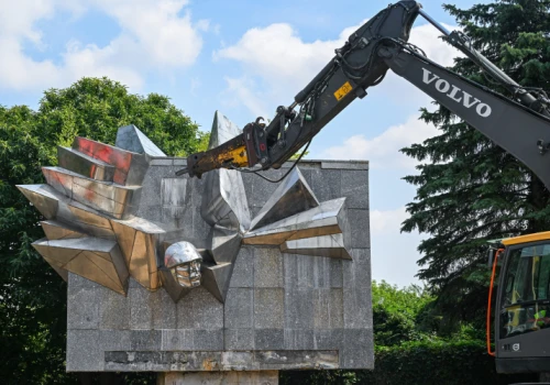 W Pyrzycach runął sowiecki pomnik, który przez lata dzielił mieszkańców