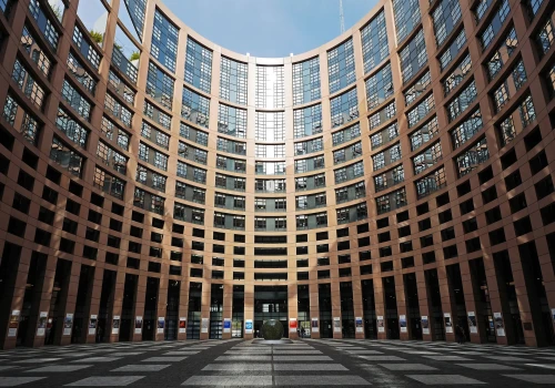 Unia Europejska stworzyła cyfrową policję. Samowolka algorytmów i hakerów właśnie się kończy