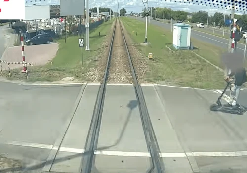 Zderzenie hulajnogi z pociągiem. Do sieci trafiło nagranie ku przestrodze