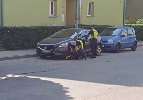Auta zablokowały przystanek, autobusy stawały na jezdni. Na kołach pojawiły się blokady