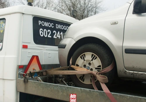 ADAC ostrzega przed oszustami udającymi pomoc drogową. Wskazuje na Polskę