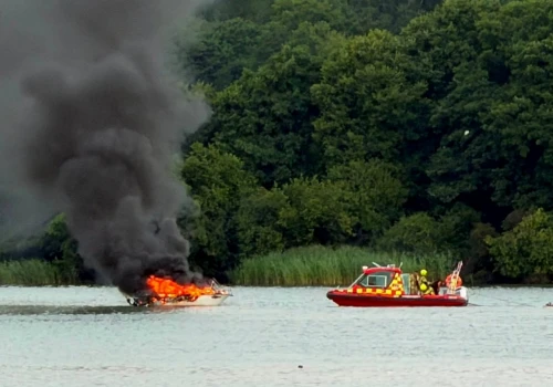 Pożar łodzi w Charzykowach. Na pokładzie były dwie osoby