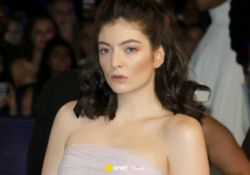 Fani mdleli na koncercie Lorde. Kilkakrotnie przerywała występ z powodu upałów