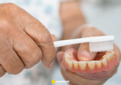 Jak dbać o protezę, żeby nie śmierdziało z ust? Dentystka wyjaśnia