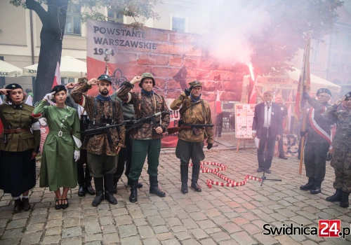 Oddali hołd powstańcom warszawskim, uczcili pamięć ofiar cywilnych zrywu sprzed 82 lat