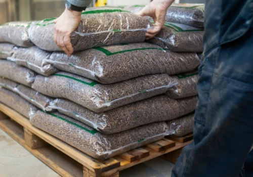 Polacy jeżdżą po pellet do Czech. Tona kosztuje kilkaset złotych mniej