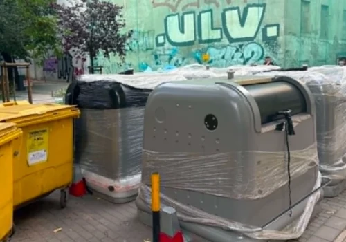 Nowe kontenery stoją zafoliowane, mieszkańcy używają starych i popękanych. Absurd przy Dąbrowskiego