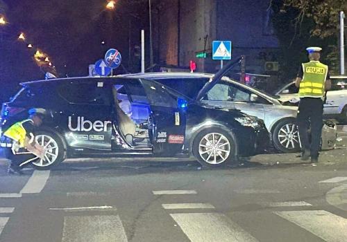 Nocne zderzenie dwóch aut w Lublinie. Pasażerka jednego z nich trafiła do szpitala
