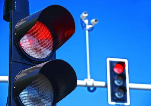 Kamery RedLight w Warszawie i na Mazowszu. Czy mandat wpada za żółte światło? Sprawdź, zanim wjedziesz na skrzyżowanie
