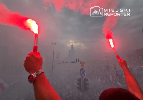 Tłumy na rondzie Dmowskiego w Godzinę „W”. Warszawiacy oddali hołd Powstańcom