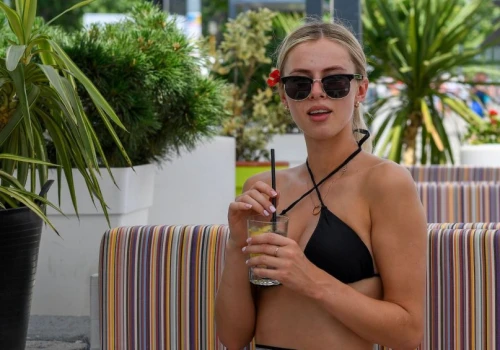 Spacer w bikini po mieście? Coraz więcej kurortów ma dość takich widoków. Kara to nawet 1500 zł