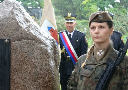 Deszcz nie powstrzymał pamięci o Powstaniu Warszawski. W Bydgoszczy powstanie pomnik AK