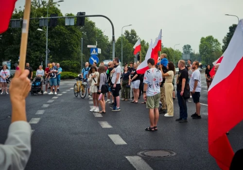 Godzina W. Legniczanie oddali hołd powstańcom na placu Wilsona (FOTO)