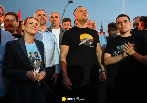 Nawroccy z synem w pierwszym rzędzie na koncercie powstańczym w TVP. Powitano ich ze sceny