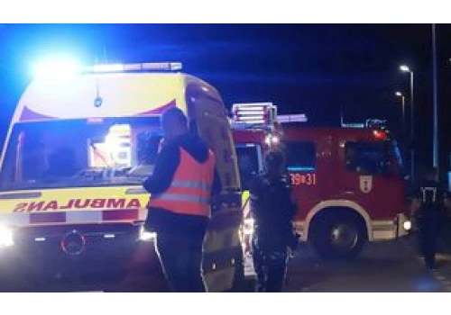 Wypadek na zjeździe z A1 pod Włocławkiem. Auto stanęło w płomieniach, cztery osoby zabrane do szpitala