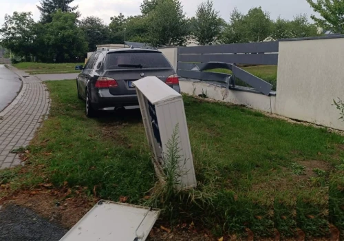 Pourywane lusterka, uszkodzone ogrodzenia. Kierowcy codziennie rozbijają się na wąskiej drodze koło Lublina