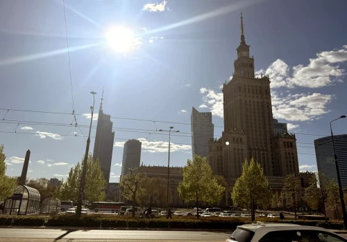 Tragedia przy Pałacu Kultury i Nauki. 31-latek zginął po upadku z 10-metrowego muru