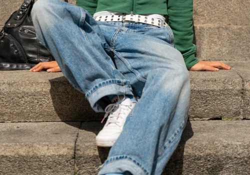 Te jeansy wracają z modowego czyśćca. Wyglądają na wyblakłe, a są najbardziej pożądane