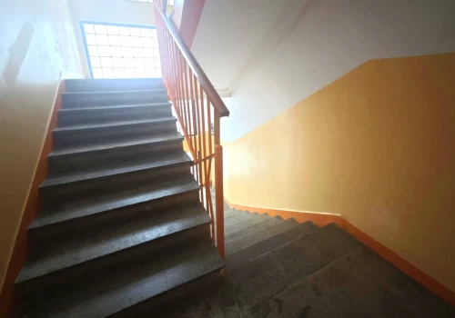 Sąsiad może zgłosić, a konsekwencje będą kosztowne. Za te rzeczy na klatce schodowej grożą wysokie kary