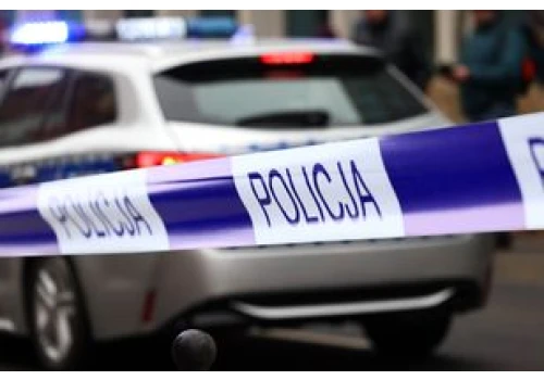 Ciało przed blokiem, napastnik z maczetą. Dramatyczna interwencja policji