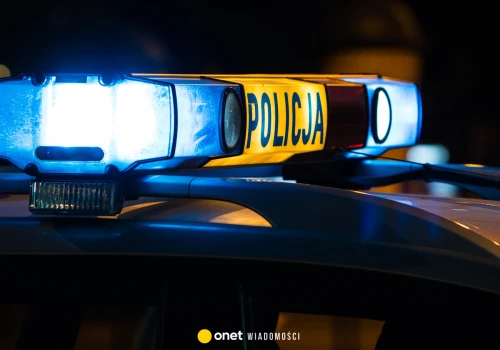 Ciało przed blokiem w Trzciance. Policjanci oddali strzały do napastnika