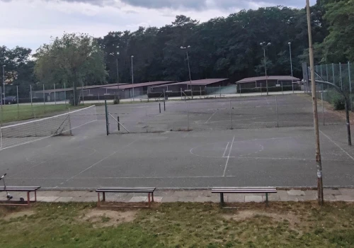 Stare korty przy Wróblewskiego zmienią się w wielofunkcyjne boisko. Police ogłosiły przetarg w ramach budżetu obywatelskiego