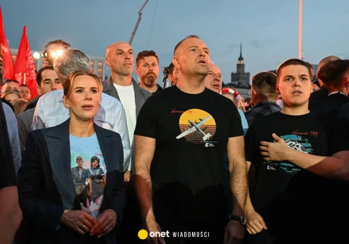 Warszawiacy zaśpiewali pieśni powstańcze. Wśród uczestników prezydent Nawrocki