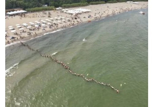 Siedmiolatek zaginął na plaży. Utworzyli dwa łańcuchy życia