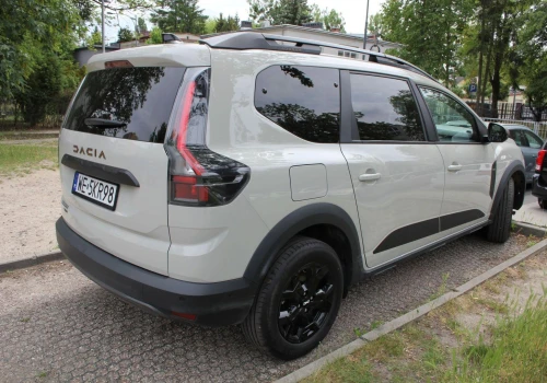 Czym różnią się najtańsze wersje samochodów Dacia? Porównujemy wyposażenie