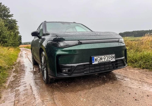 Test: Niechcący zabraliśmy chińskiego SUVa Leapmotor C10 w błoto i było źle. Dacia jest tu znacznie lepsza