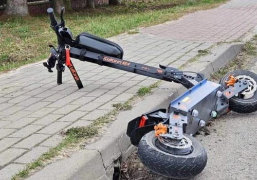 Niebezpieczne zdarzenie z udziałem hulajnogi elektrycznej i osobówki