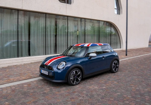 Ćwierć wieku MINI w Oksfordzie. Nowa Oxford Edition z flagą Union Jack na dachu to hołd dla brytyjskich korzeni
