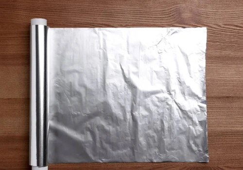 Folia aluminiowa pod telewizorem — czy to ma sens? Eksperci rozwiewają wątpliwości