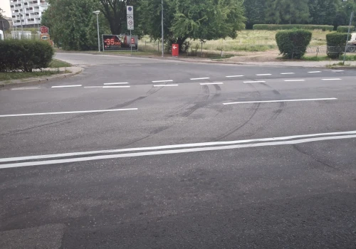 Kierowcy, uważajcie na ul. Głębokiej. Nie skręcajcie na stację paliw Orlen „na pamięć”